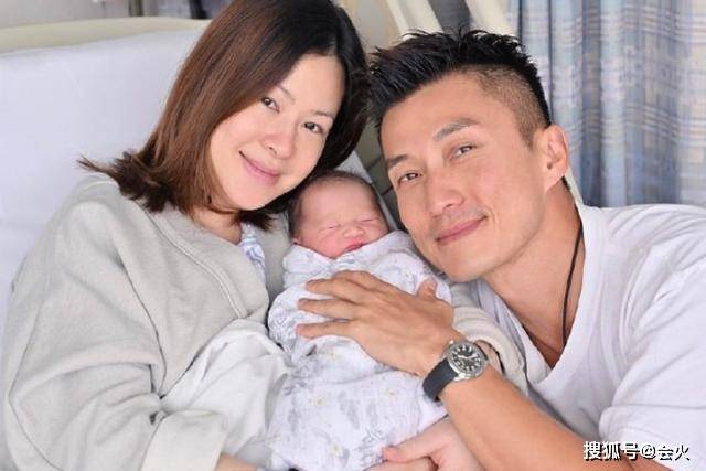 44岁陈山聪得子,为赌王千金抛弃10年发妻,如今和圈外人低调相爱