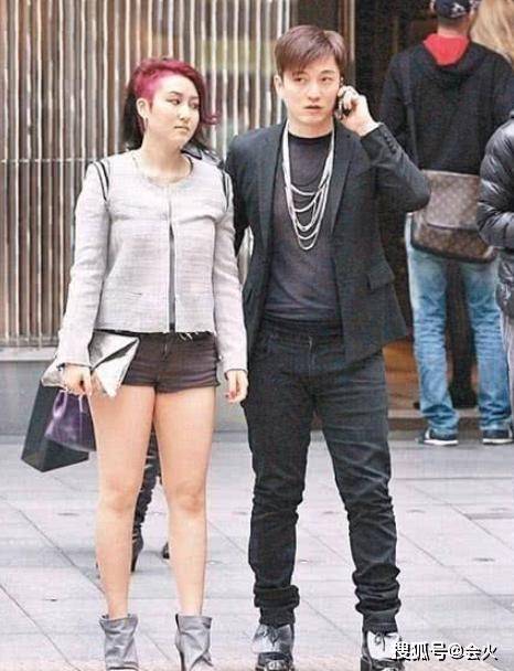 44岁陈山聪得子,为赌王千金抛弃10年发妻,如今和圈外人低调相爱
