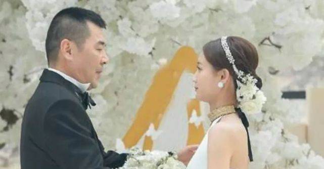 《爱我就别想太多》:年龄差20岁上演真挚“父女恋”?太辣眼!