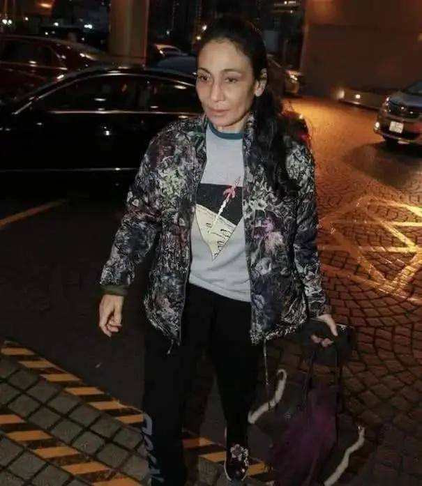 赌王凄凉的长房现状:何超雄自立,何超贤“啃老”,外籍女婿成谜