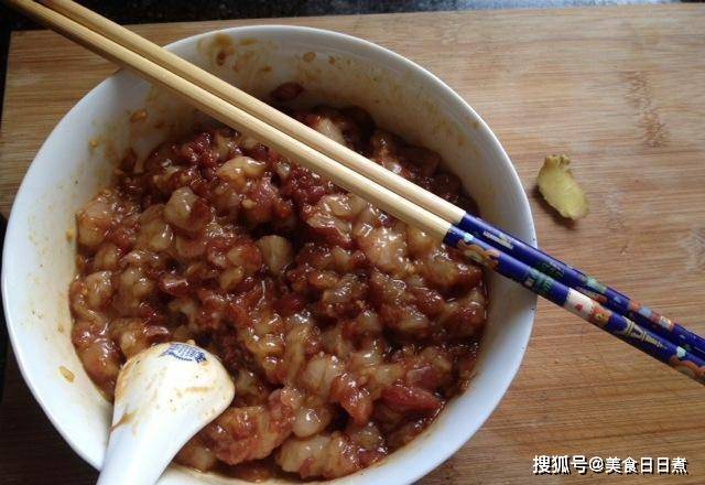 腌制猪肉时,别再用食盐了,试试这“2种”调料,肉质鲜嫩炒不老