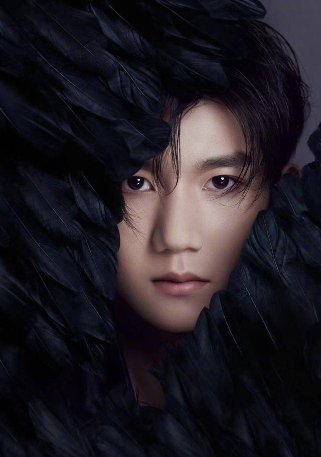 于正质疑TFboys7周年海报抄袭,网友:看似维权实则宣传自家艺人