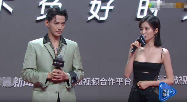 心静肘红毯看点多,唐嫣产后首亮相满脸疲惫,baby穿错礼服显腿短