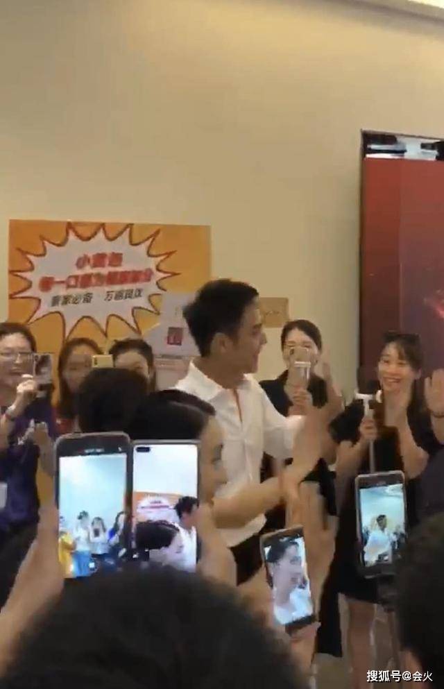 张庭牵手明道出席活动,亲密互动引争议,林瑞阳却在一旁大喊加油