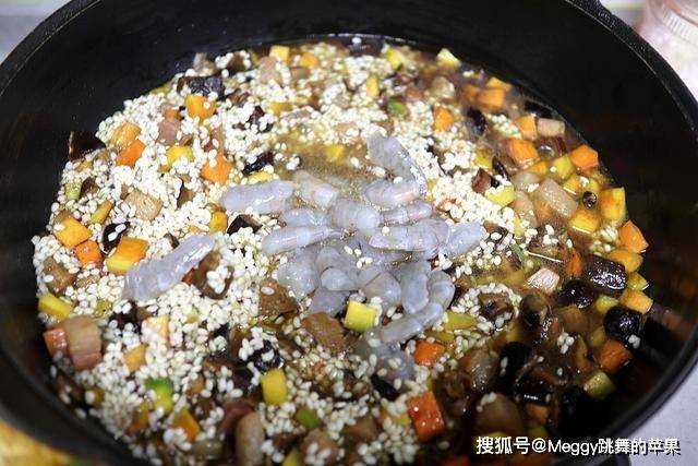 就喜欢这样蒸的米饭,饭菜同时出,颗颗香到饭芯,不饿都能吃2碗