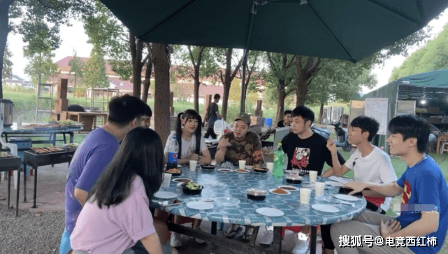梦泪户外直播吃烤全羊,月光表示要请客,结账的时候懵了