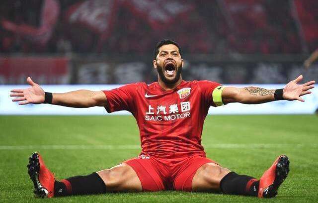 一场2:1看出上港真大佬!怒怼于大宝为队友出头,现场球迷沸腾了