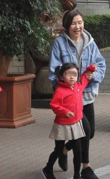 杨幂魏大勋绯闻不断,小糯米独自上网课不需要陪,懂事得让人心疼