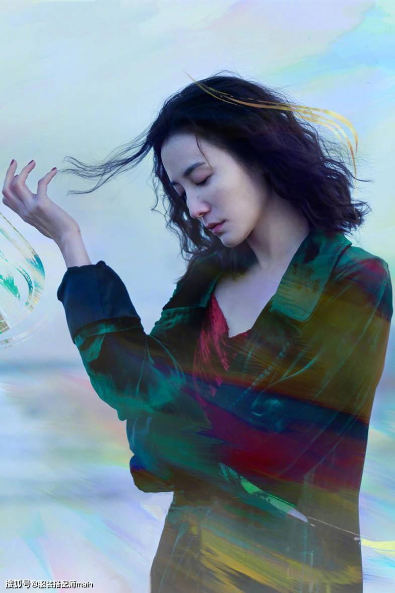 40岁宋佳身材太好,穿曳地长裙比例惊艳,吉娜虽美却不及她有韵味