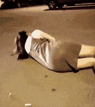 搞笑GIF:抱着新娘在网吧里打游戏,真不明白现在人的思想了!