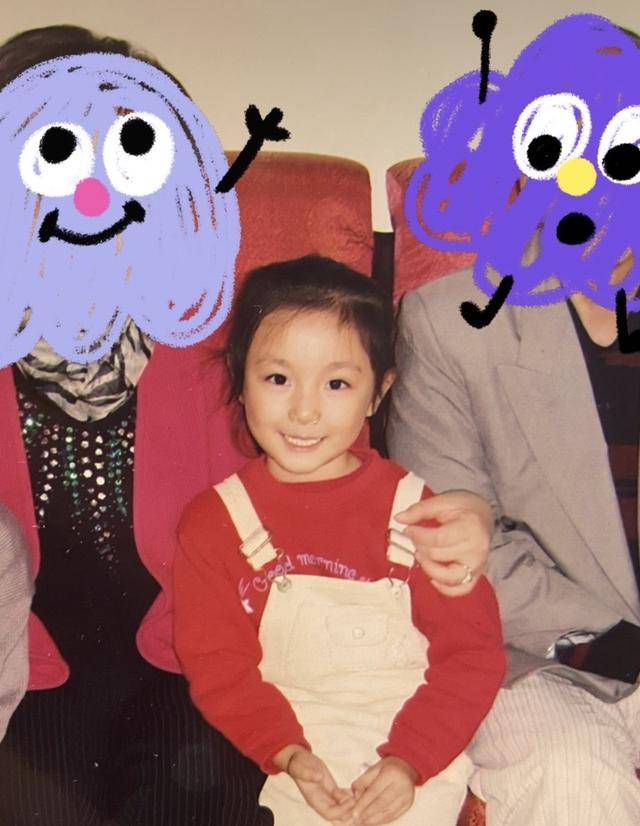 孙俪妹妹晒童年一寸照,满脸婴儿肥甜美可爱,颜值不输外甥女小花