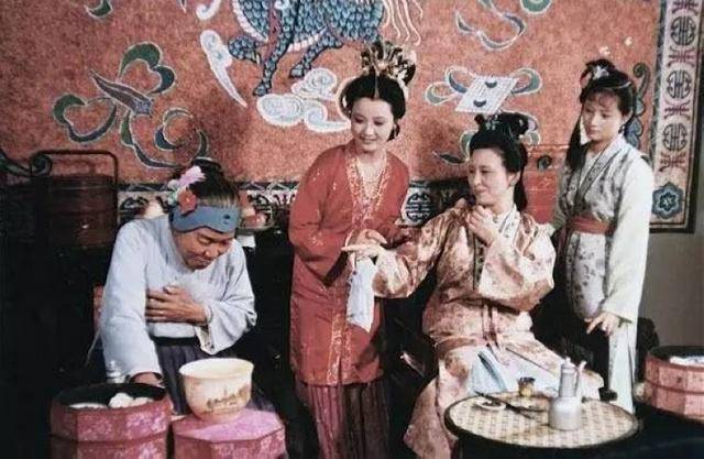 刘姥姥二进大观园,在蘅芜苑为何一句话也不说?