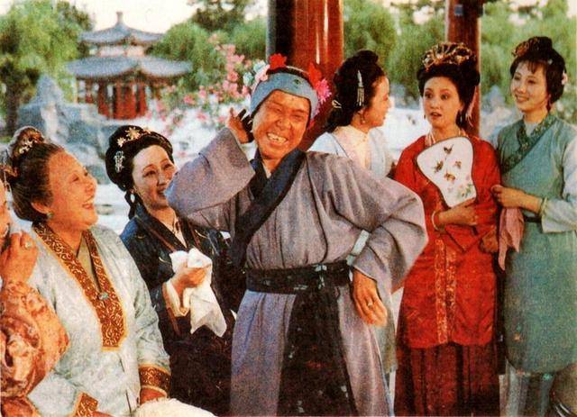 刘姥姥二进大观园,在蘅芜苑为何一句话也不说?