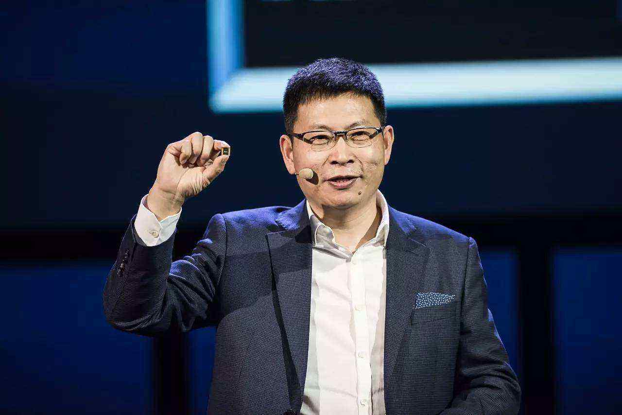 华为Mate40价格更良心,全系高刷曲面屏,实体按键回归很惹眼