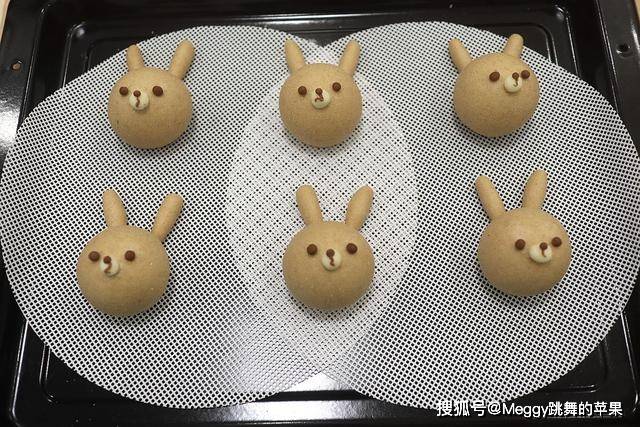 用全麦粉做的兔子馒头萌翻了!一次发酵又暄又软,口感都觉细腻了