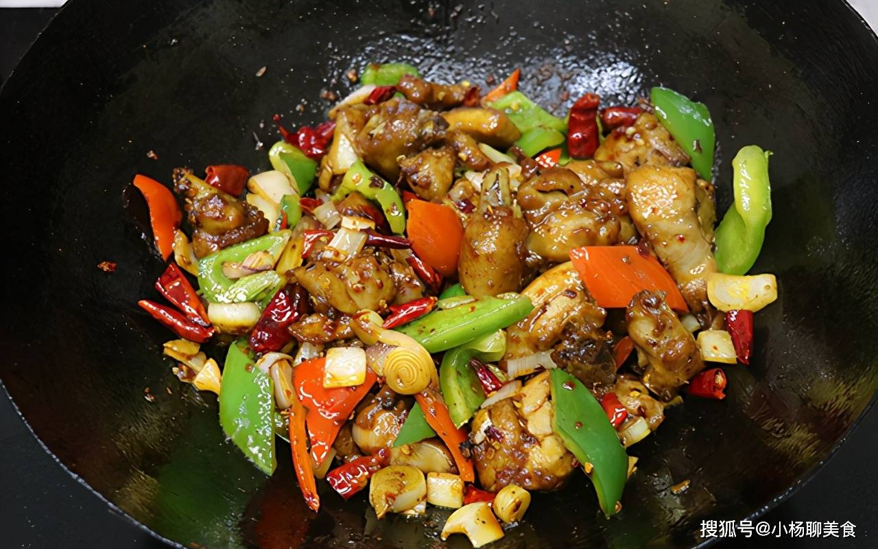 入冬后,来一盘正宗的川味香辣鸡块,麻辣过瘾,比辣子鸡丁还好吃