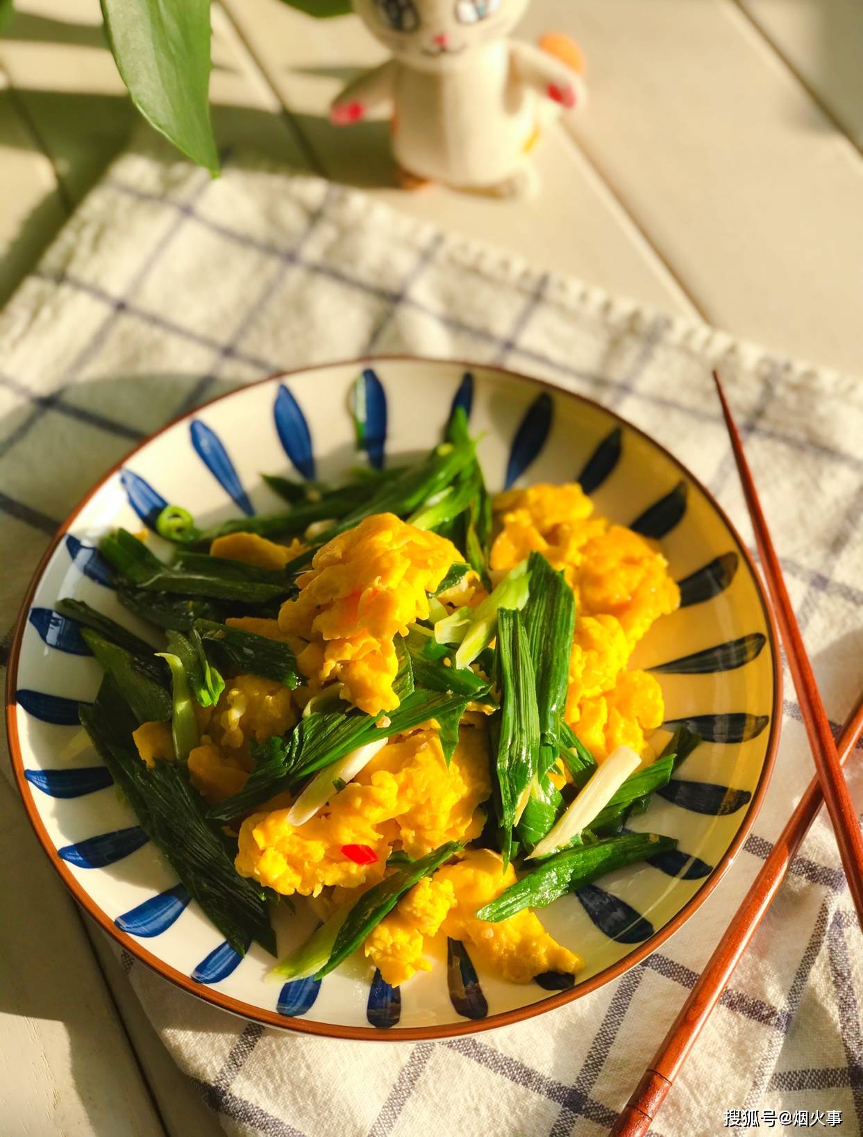 这菜炒鸡蛋就是鲜,5分钟就能上桌的快手菜,蒜香十足,非常下饭