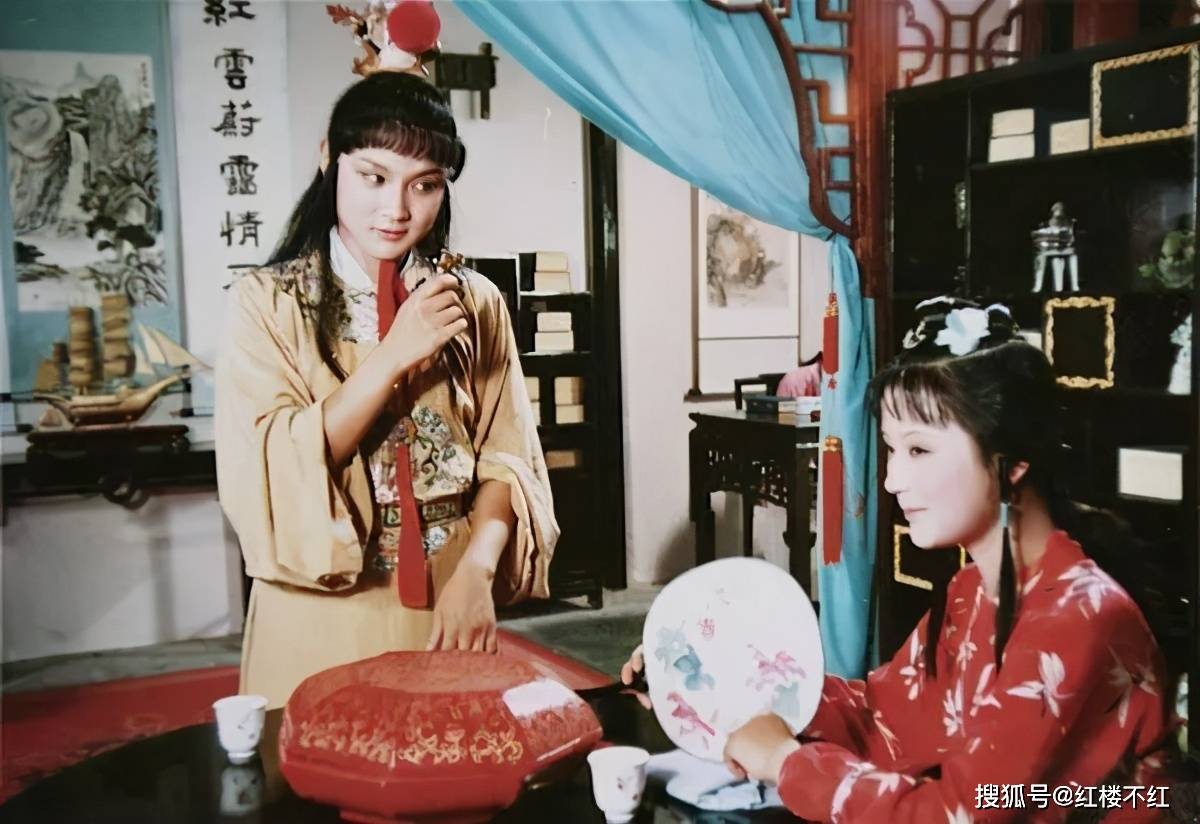 晴雯躺在破炕上奄奄一息,贾宝玉却只在乎:晴雯,你的指甲不美了
