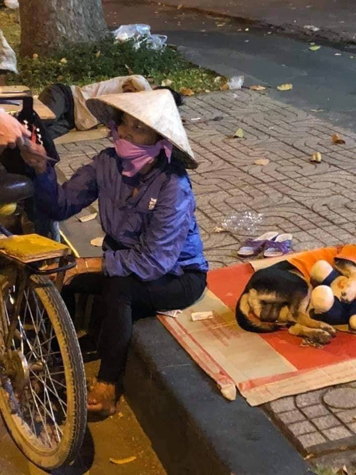 大娘卖菜狗狗在身后睡觉,网友发现端倪:这对“铃铛”也太大了吧