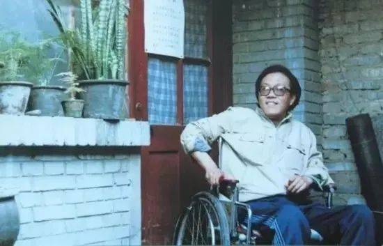 史铁生逝世10周年:在轮椅上度过了38年的他,为什么被称作“时代的巨人”?