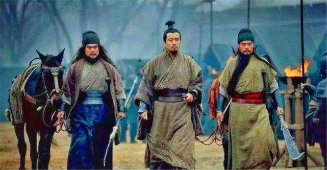 张飞五十回合战平吕布,关羽加入战斗后,为何没能斩杀吕布?