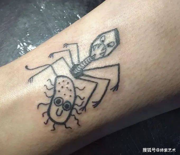 不会画画的纹身师,纹出歪扭的小纹身,生涩俏皮让人忍俊不禁