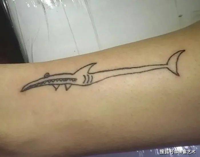 不会画画的纹身师,纹出歪扭的小纹身,生涩俏皮让人忍俊不禁