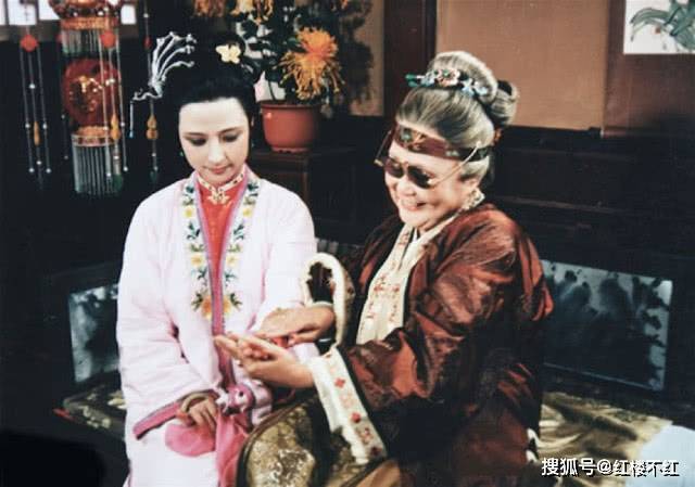 《红楼梦》尤二姐怀有身孕,被凤姐折磨,她为何不敢向贾母求救?