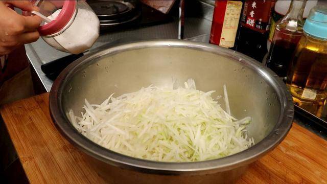 炸萝卜丸子时,不要用水调面糊了,搞错了丸子不酥脆还难吃