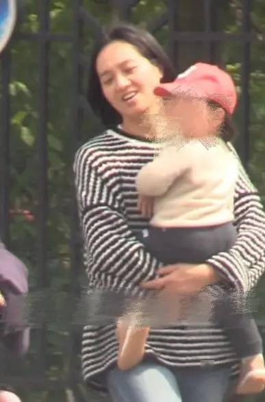 朱丹怀二胎素颜露面,挺孕肚抱女儿逛街,打扮朴素发福明显