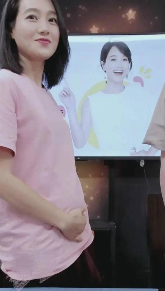 朱丹怀二胎素颜露面,挺孕肚抱女儿逛街,打扮朴素发福明显