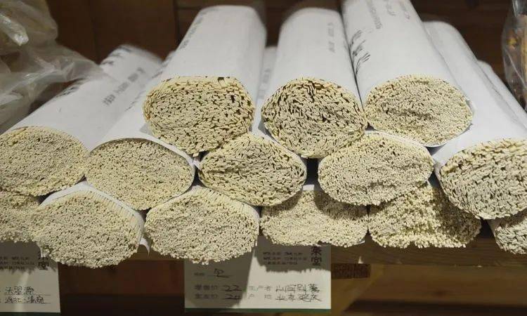 “三种挂面都得扔,面条厂员工都不吃”,这说法可信吗?