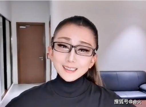 61岁杨丽萍近况曝光,脸僵被嘲都不会笑了,网友:头饰用来遮皱纹