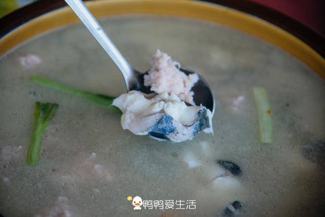 泉州石狮最神奇海鲜店,建在礁石上,没有服务却人气爆棚!