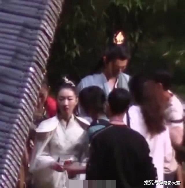周冬雨古装一言难尽,丫鬟相难撑场面?与许凯身高差太大