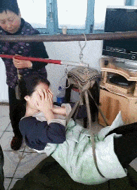 搞笑GIF:你别问我了,我真的很害羞!毕竟你这么漂亮!