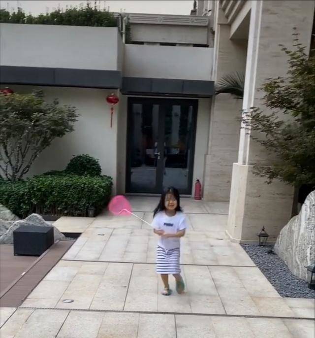 章子怡晒4岁女儿跳舞超可爱,醒醒五官神似汪峰,豪宅曝光超奢华
