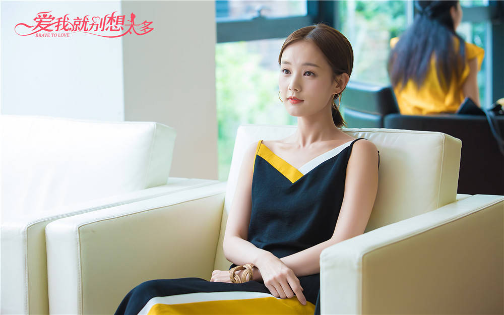 《爱我就别想太多》首播,陈建斌成短板,李一桐造型美艳,演技好