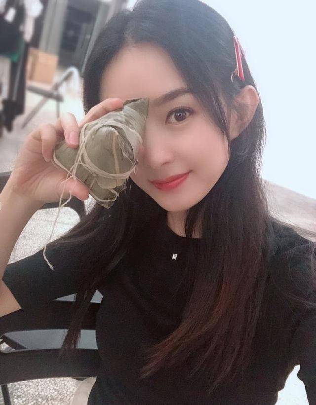 赵丽颖端午节晒自拍笑容甜美,却被造型师偷拍下全过程,表情搞怪
