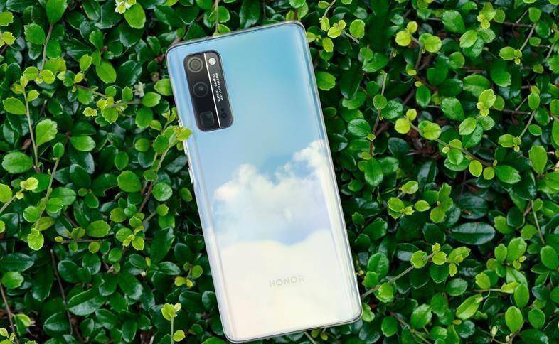 iPhone降价两千不再香?50倍变焦+40W+曲面屏,华为机型更受欢迎