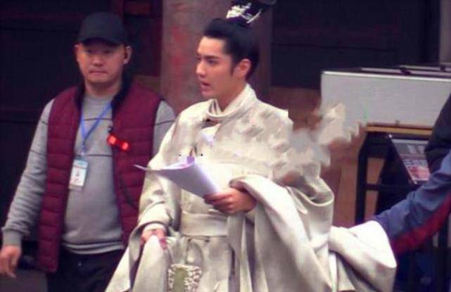 杨紫《青簪行》路透,现身即被超级伞阵包围,还有四五名壮汉开路
