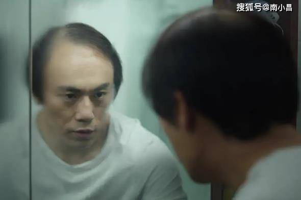 《隐秘的角落》热播后广受好评,然而一位编剧大佬却称其勉强及格