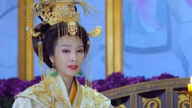 被“天下第一美男”灼伤双眼!帅气不够,烟熏妆来凑?