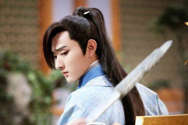 被“天下第一美男”灼伤双眼!帅气不够,烟熏妆来凑?