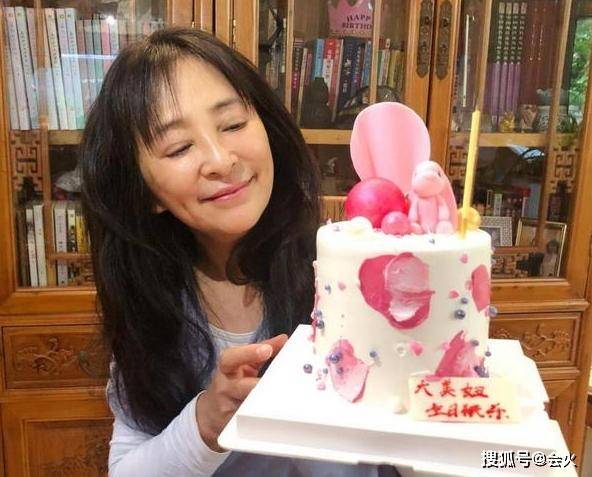 57岁李勤勤窝在车里吃泡面,满头白发被指太显老,曾三度远嫁异国