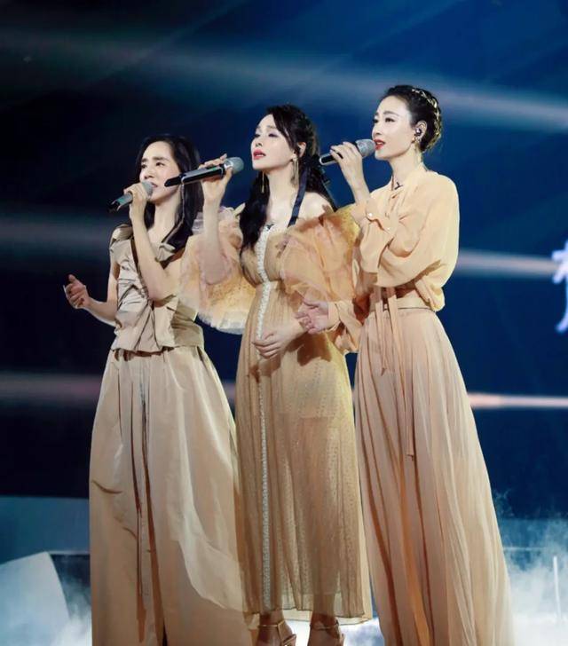 停止“乘风破浪”的王智,回避伊能静争议,低调秀爱女