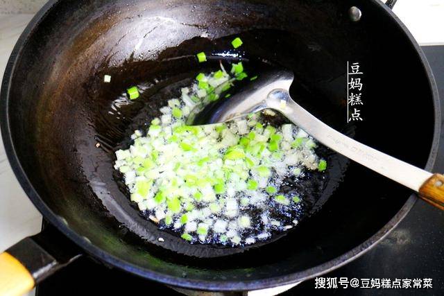 7月,黄瓜别只会凉拌,加这2样一起炒,鲜美爽口,比肉香