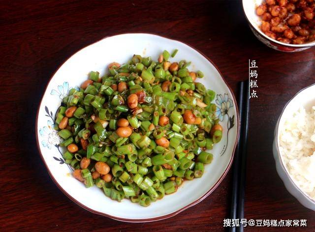 炒这菜,湖南人更喜欢去叶留梗,2分钟就出锅,下饭一流