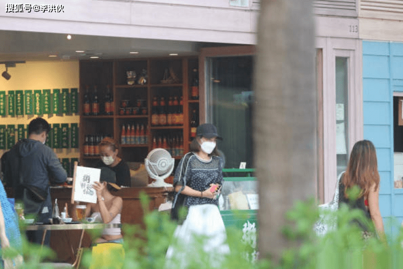 豪门生活平民化,郭晶晶霍启刚专挑平价餐厅吃饭,房子也失修漏雨