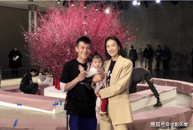 还是你记忆中那个他吗?陈冠希素颜直播,胡子拉碴满脸黑痣